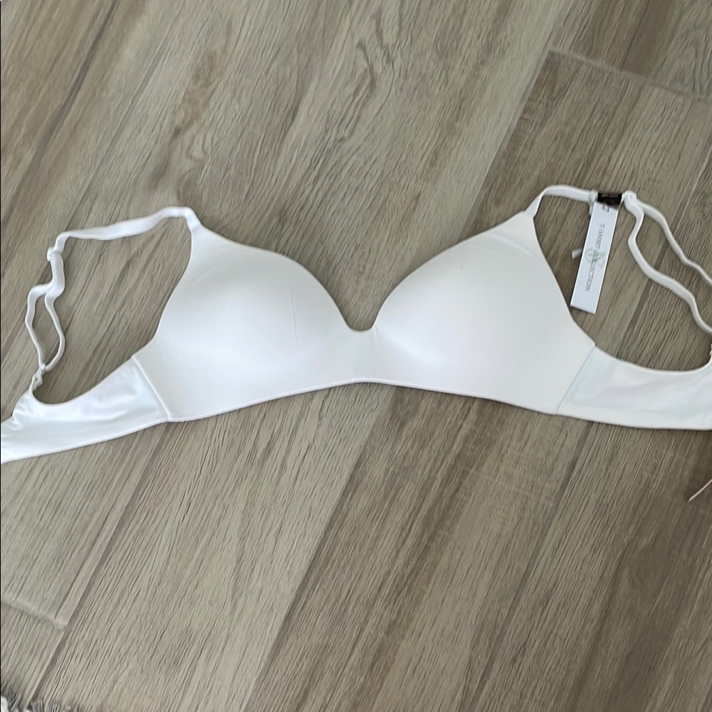 New with tags Victoria’s Secret tee shirt bra wireless!!!